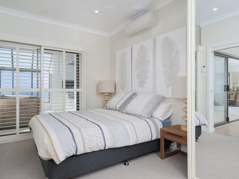 Whispering Sands', 10 Sandy Point Road - Luxury Waterfront Home With Aircon, WIFI & Foxtel - Accommodation in Brisbane 1