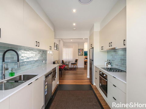 White Beach - 42 Ash Street - Accommodation in Brisbane 0