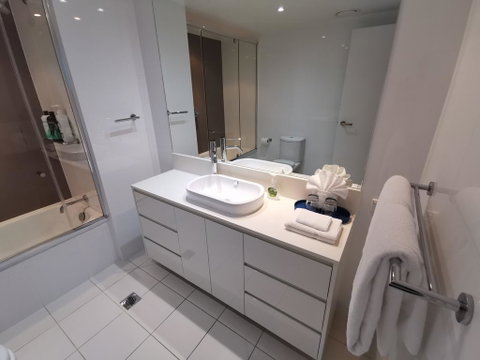 Widest Ocean View And Balcony Luxury Apt - Accommodation in Brisbane 2