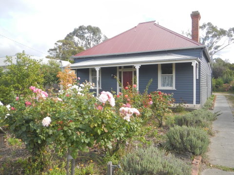 Yarram Cottage: Art And Accommodation - Accommodation in Brisbane 0
