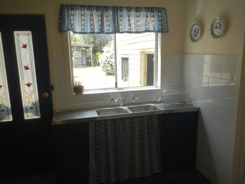 Yarram Cottage: Art And Accommodation - Accommodation in Brisbane 2