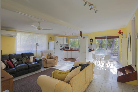 Yellow Cottage - Bush And Beach - Accommodation in Brisbane 1