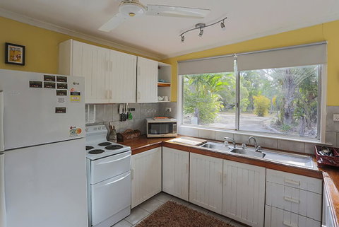 Yellow Cottage - Bush And Beach - Accommodation in Brisbane 3