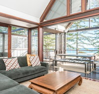 Your Luxury Escape - On The Bay - Stunning Beachfront Apartment - Accommodation in Brisbane