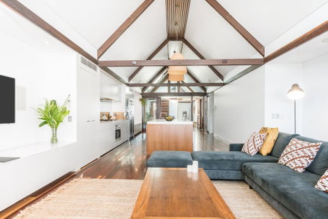 Your Luxury Escape - On The Bay - Stunning Beachfront Apartment - Accommodation in Brisbane 2