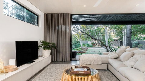 Your Luxury Escape - Tallowood - Suffolk Park - Accommodation in Brisbane 3