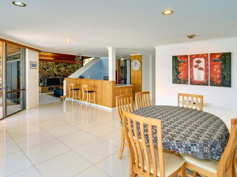 Yulunga 20 - 4 BDRM Canal Home With Pool - Accommodation in Brisbane 2