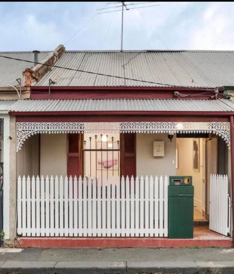 A Beautiful Terrace House With Parking & Courtyard - Accommodation in Brisbane 0