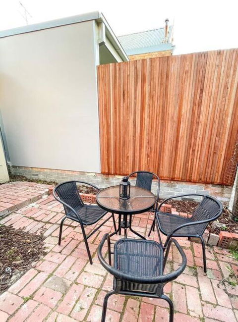 A Beautiful Terrace House With Parking & Courtyard - Accommodation in Brisbane 3