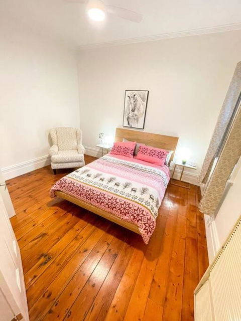 A Beautiful Terrace House With Parking & Courtyard - Accommodation in Brisbane 4