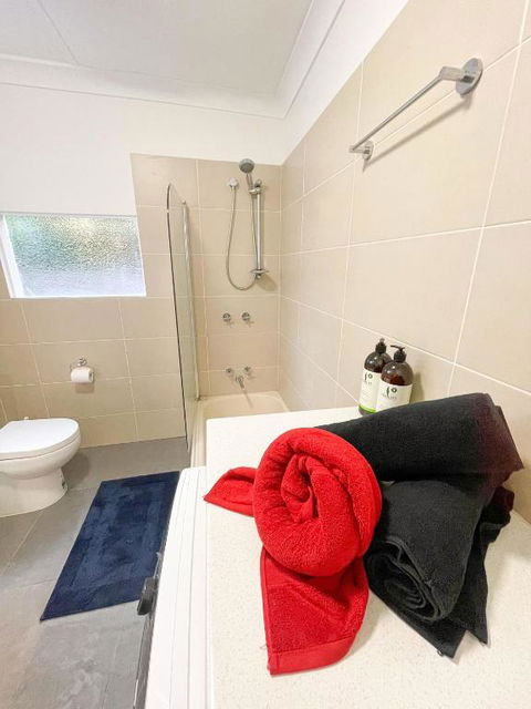 A Beautiful Terrace House With Parking & Courtyard - Accommodation in Brisbane 1