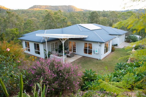 A Spacious Oasis - Accommodation in Brisbane 0