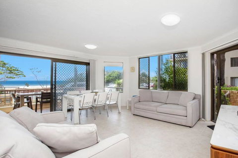 Absolute Beachfront Apartment! - Accommodation in Brisbane 3