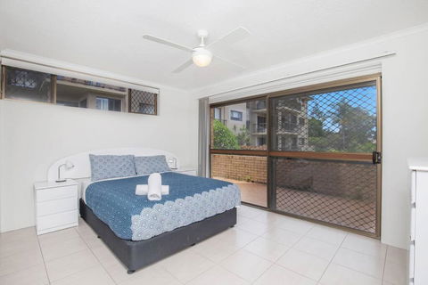 Absolute Beachfront Apartment! - Accommodation in Brisbane 4