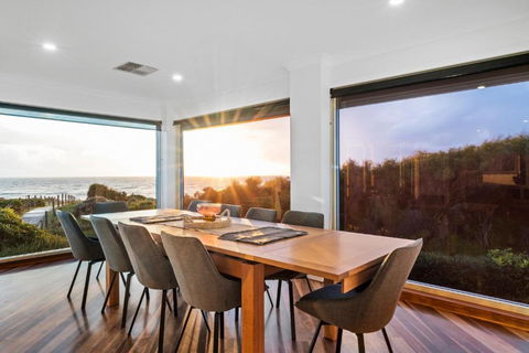 Absolute Oceanfront - Sunsets - Accommodation in Brisbane 3