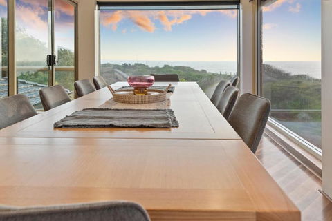 Absolute Oceanfront - Sunsets - Accommodation in Brisbane 2