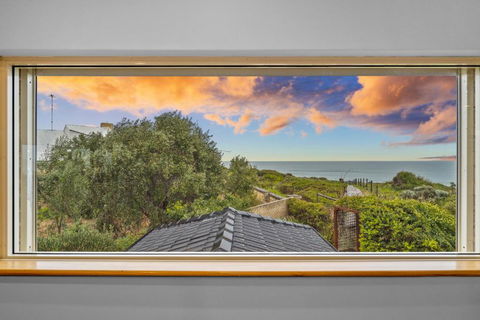 Absolute Oceanfront - Sunsets - Accommodation in Brisbane 4