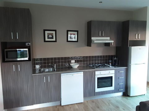 Adelphi Apartment 2- Poolside Or Apartment 2A- King Studio - Accommodation in Brisbane 4