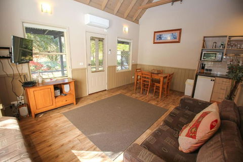 Autumn Leaf Cottage 1 - Accommodation in Brisbane 3