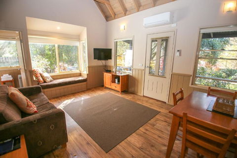 Autumn Leaf Cottage 1 - Accommodation in Brisbane 4
