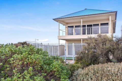 Avaya Sellicks Beachfront Getaway- Wifi - Accommodation in Brisbane 4