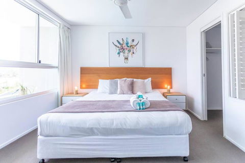 Azure Sea, Oceanviews, Wifi, 2 Pools + Gym - Accommodation in Brisbane 2