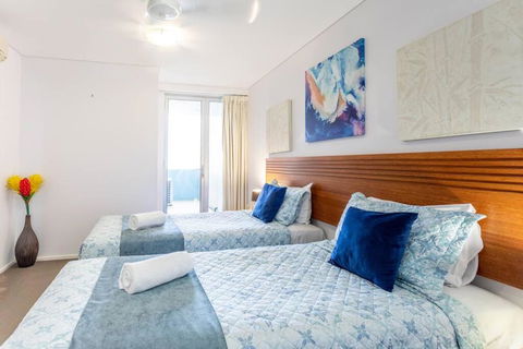 Azure Sea, Oceanviews, Wifi, 2 Pools + Gym - Accommodation in Brisbane 4