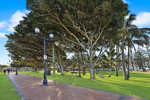 Pacific Regis Beachfront Holiday Apartments - Accommodation in Brisbane 18