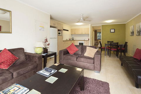 Burleigh Palms Holiday Apartments - Accommodation in Brisbane 36