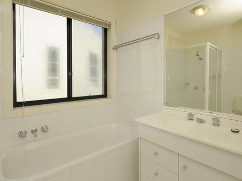 'Bagnall Views' 2/161 Government Rd - Stylish & Modern Duplex Across The Road To The Waters Edge - Accommodation in Brisbane 1