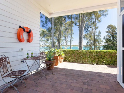 'Corlette Waterfront', 2/44 Danalene Parade - Waterfront Luxury, WIFI, Aircon, Boat Parking - Accommodation in Brisbane 3
