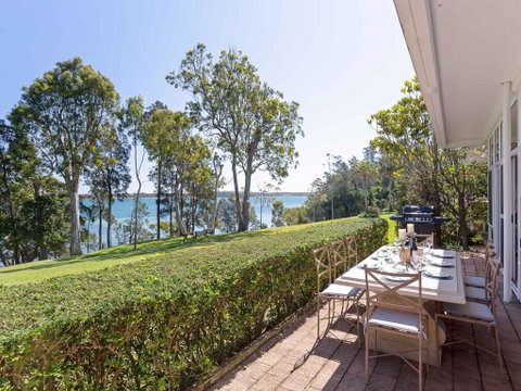 'Corlette Waterfront', 2/44 Danalene Parade - Waterfront Luxury, WIFI, Aircon, Boat Parking - Accommodation in Brisbane 2