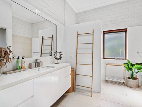 'Nunkeri', 5 Kerrie Close - Stunning House With Fabulous Views, Linen, WIFI & Air Conditioning - Accommodation in Brisbane 3