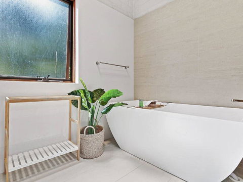 'Nunkeri', 5 Kerrie Close - Stunning House With Fabulous Views, Linen, WIFI & Air Conditioning - Accommodation in Brisbane 2