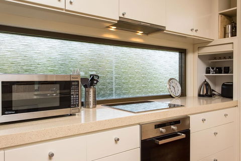 'Rolling Waves 2' On Ocean Drive - Accommodation in Brisbane 3