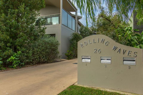 'Rolling Waves 2' On Ocean Drive - Accommodation in Brisbane 0