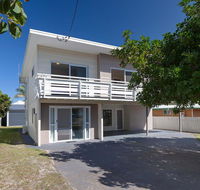 'SeaHaven' 2 Richardson Ave - Large home with Aircon Smart TV WIFI Netflix  Boat Parking - Accommodation in Brisbane