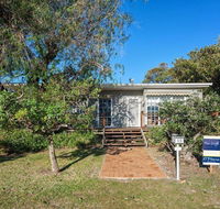 'The Croft' 11 Boulder Bay Rd - Cosy Beach House with Aircon  only 270m to the Beach - Accommodation in Brisbane