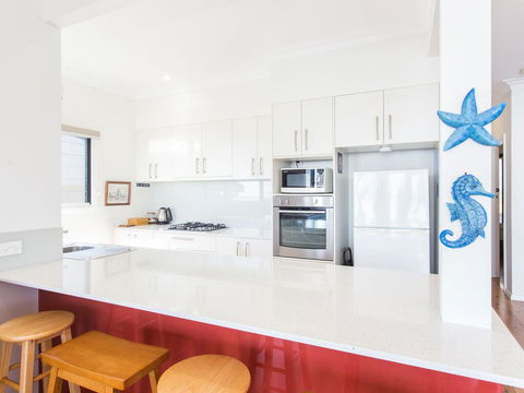 18 Cliff Road - Accommodation in Brisbane 3