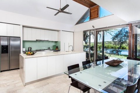 18A Childe Street, Belongil Beach - Belongil Beach Pavilion House - Accommodation in Brisbane 1