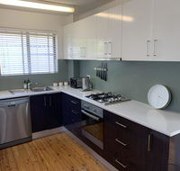 2 Bed Bar Beach Apartment - stroll to beach  cafes supermarket apartment 6 - Accommodation in Brisbane