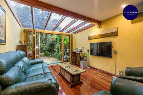 2 Bed Renovated Terrace - Erskinville - Accommodation in Brisbane 2