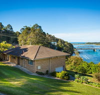 2 Water Crescent - Retro Haven - Accommodation in Brisbane
