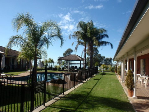 CAPRICORN MOTOR Inn - Accommodation in Brisbane 0