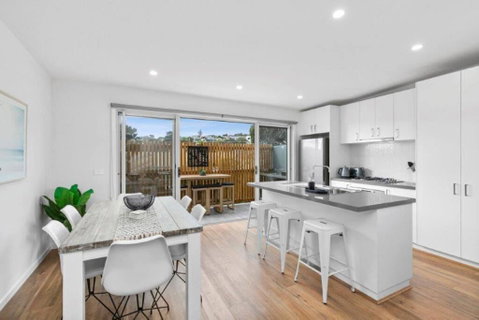 CASA EMEC- PETS WELCOME Luxury, Aircon, Walk To The Shops And Beach! Outdoor Shower And Garage Parking - Accommodation in Brisbane 0