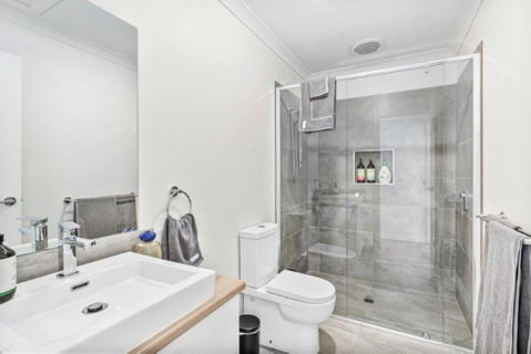 CASA EMEC- PETS WELCOME Luxury, Aircon, Walk To The Shops And Beach! Outdoor Shower And Garage Parking - Accommodation in Brisbane 4