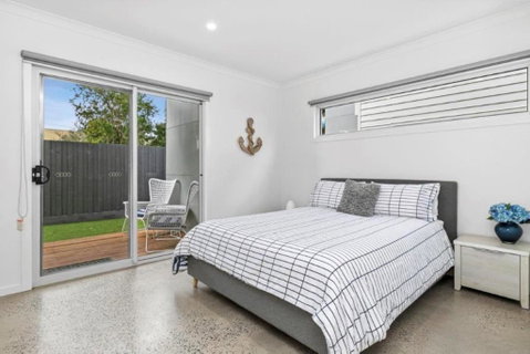 CASA EMEC- PETS WELCOME Luxury, Aircon, Walk To The Shops And Beach! Outdoor Shower And Garage Parking - Accommodation in Brisbane 3