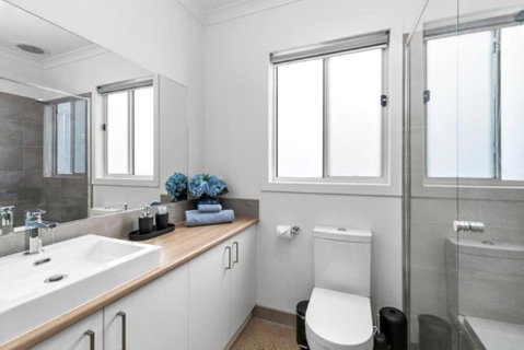 CASA EMEC- PETS WELCOME Luxury, Aircon, Walk To The Shops And Beach! Outdoor Shower And Garage Parking - Accommodation in Brisbane 2