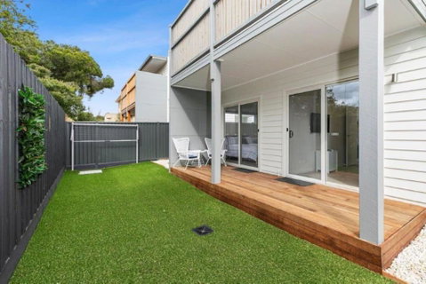 CASA EMEC- PETS WELCOME Luxury, Aircon, Walk To The Shops And Beach! Outdoor Shower And Garage Parking - Accommodation in Brisbane 1