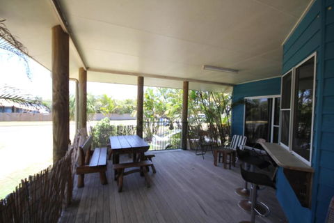 CASTAWAY BEACH HOUSE- NO Parties - NO Pets - Accommodation in Brisbane 3
